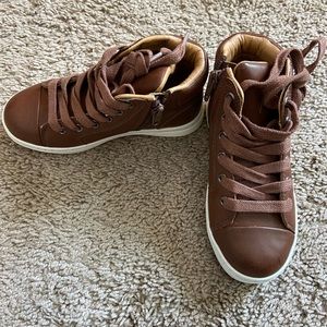 NWOT Penguin Munsingwear high top shoes.